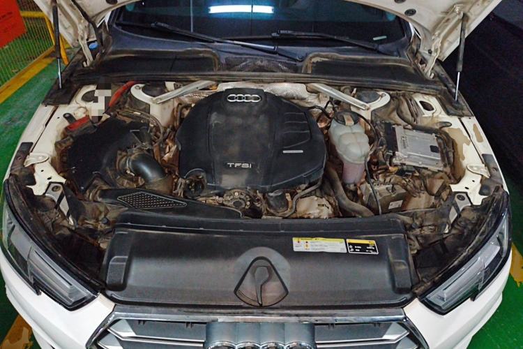 Used Audi A4L 2019 40 TFSI Fashion Edition China VI Emission Standard Engine Bay