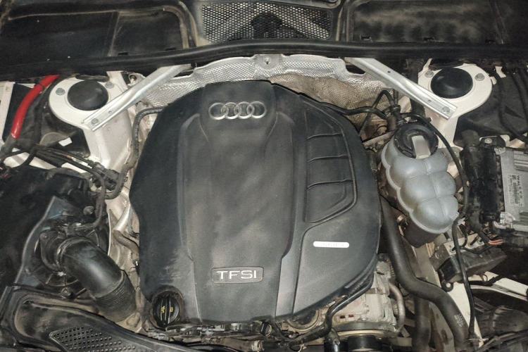 Used Audi A4L 2019 40 TFSI Fashion Edition China VI Emission Standard Engine Bay