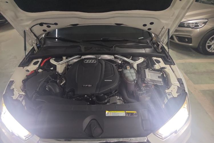 Used Audi A4L 2019 40 TFSI Fashion Edition China VI Emission Standard Engine Bay