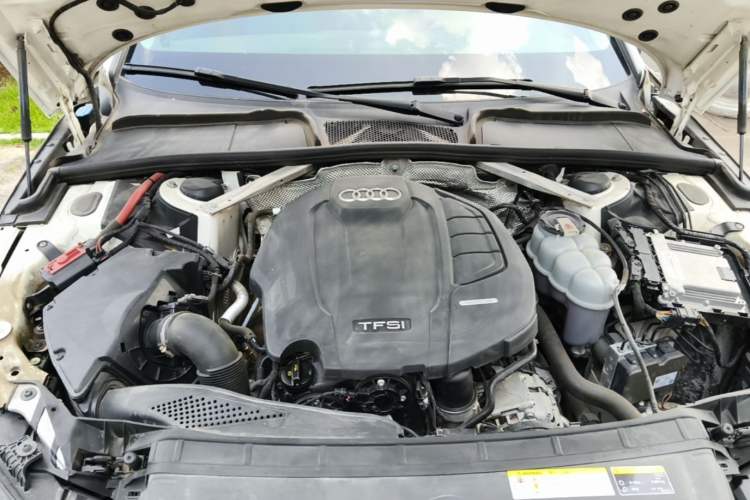 Used Audi A4L 2019 40 TFSI Fashion Edition China VI Emission Standard Engine Bay