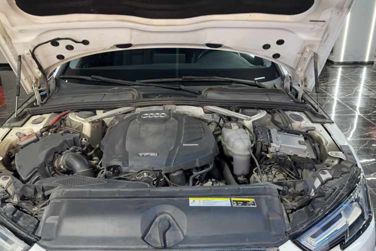 Used Audi A4L 2019 40 TFSI Fashion Edition China VI Emission Standard Engine Bay