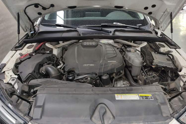 Used Audi A4L 2019 40 TFSI Fashion Edition China VI Emission Standard Engine Bay