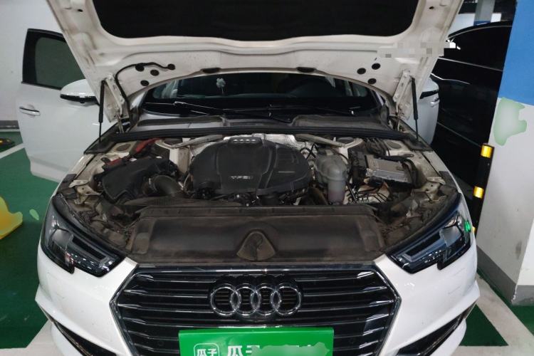 Used Audi A4L 2019 40 TFSI Ambition China VI Engine Bay