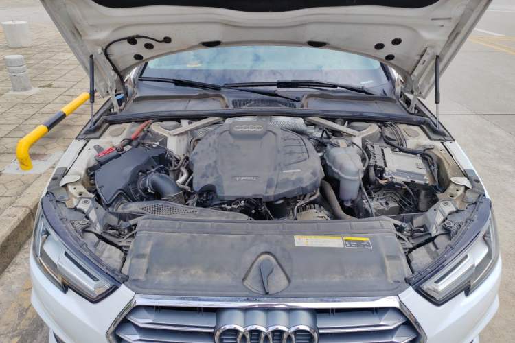 Used Audi A4L 2019 40 TFSI Fashion Edition China VI Emission Standard Engine Bay