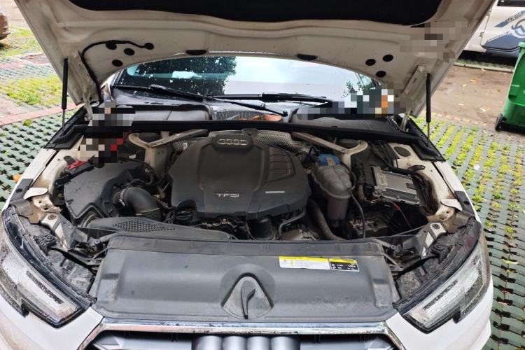 Used Audi A4L 2019 40 TFSI Fashion Edition China VI Emission Standard Engine Bay