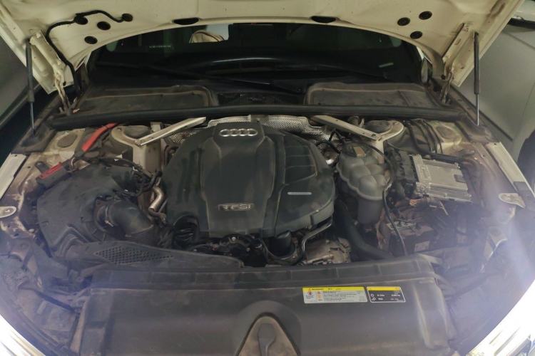 Used Audi A4L 2019 40 TFSI Fashion Edition China VI Emission Standard Engine Bay