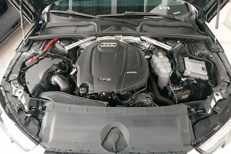 Used Audi A4L 2019 40 TFSI Fashion Edition China VI Emission Standard Engine Bay