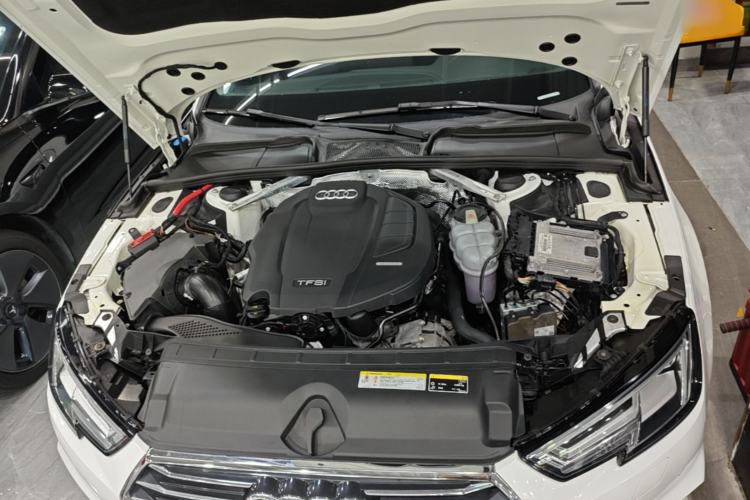 Used Audi A4L 2019 40 TFSI Ambition China VI Engine Bay