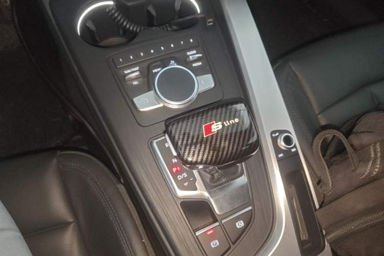 Used Audi A4L 2019 40 TFSI Fashion Edition China VI Emission Standard Gear Lever