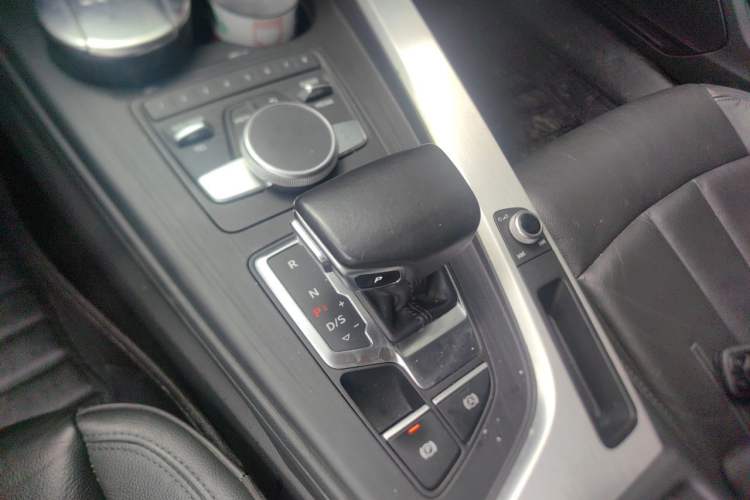 Used Audi A4L 2019 40 TFSI Fashion Edition China VI Emission Standard Gear Lever
