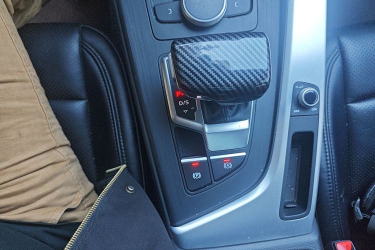 Used Audi A4L 2019 40 TFSI Ambition China VI Gear Lever