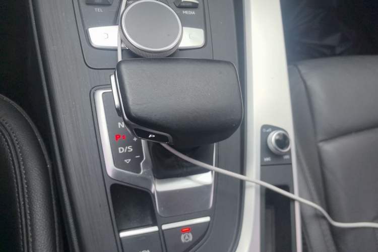 Used Audi A4L 2019 40 TFSI Fashion Edition China VI Emission Standard Gear Lever