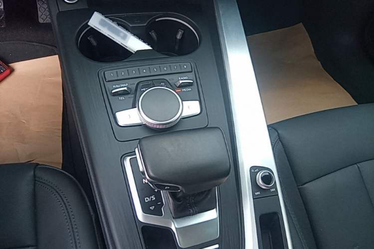 Used Audi A4L 2019 40 TFSI Fashion Version China V Gear Lever