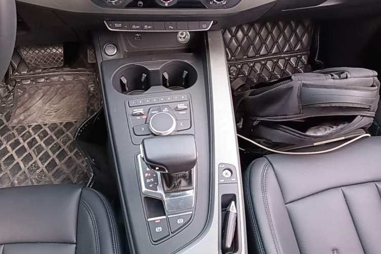 Used Audi A4L 2019 40 TFSI Ambition China VI Gear Lever