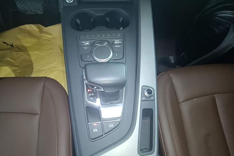 Used Audi A4L 2019 40 TFSI Ambition China VI Gear Lever