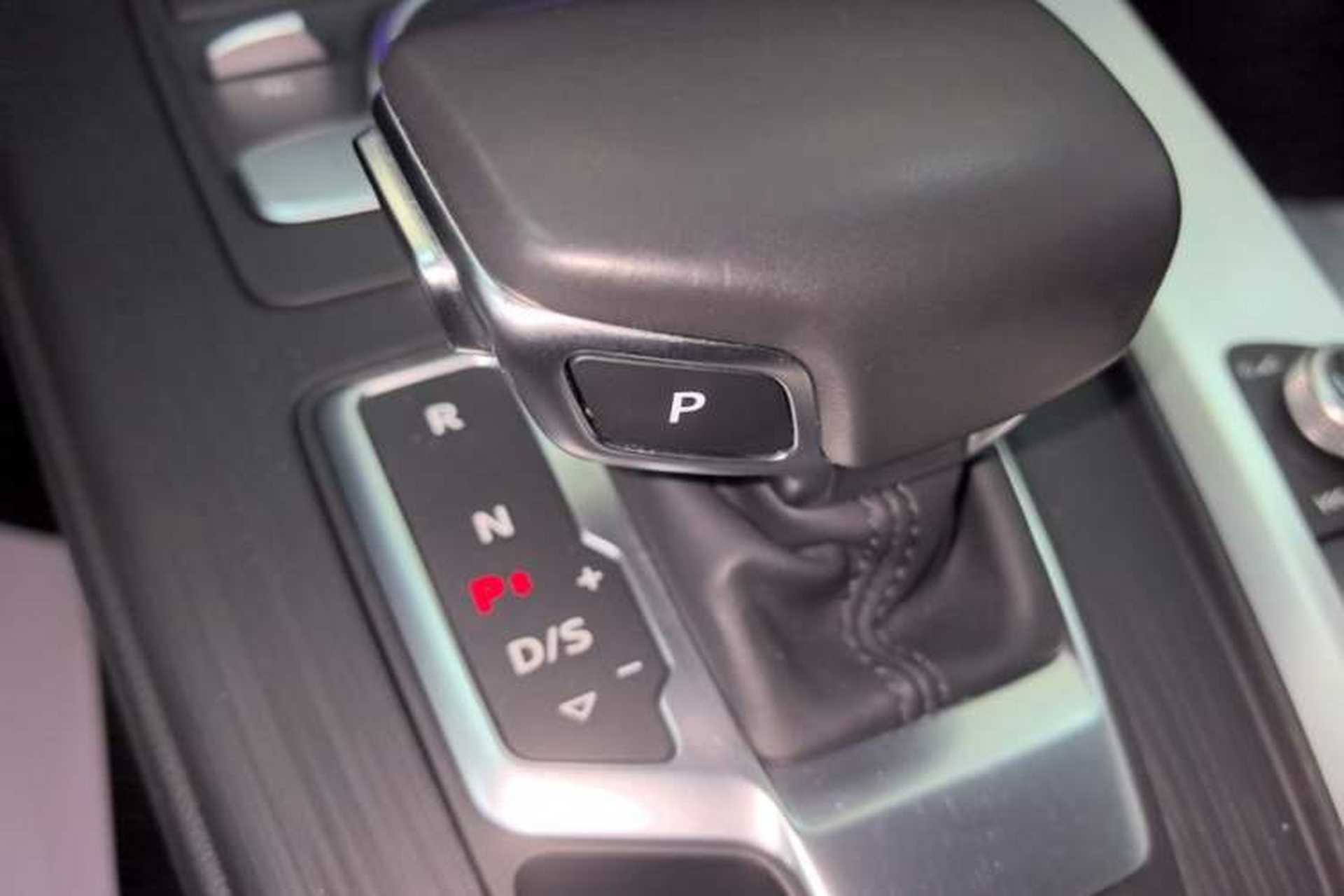 Used Audi A4L 2019 40 TFSI Fashion Edition China VI Emission Standard Gear Lever