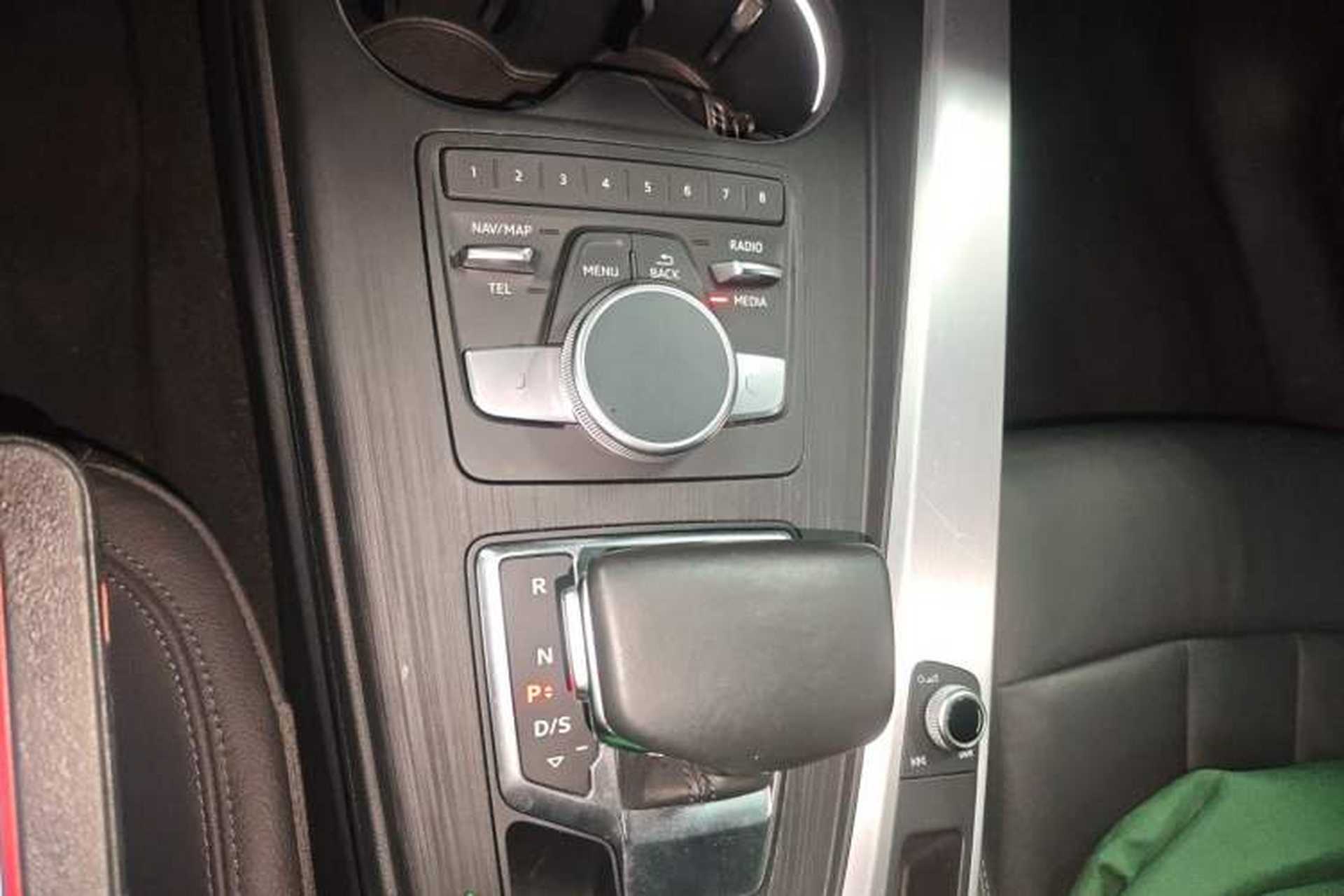 Used Audi A4L 2019 40 TFSI Fashion Edition China VI Emission Standard Gear Lever