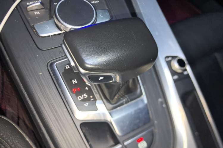 Used Audi A4L 2019 40 TFSI Fashion Edition China VI Emission Standard Gear Lever