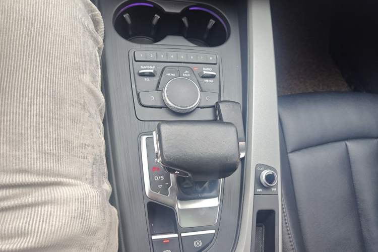 Used Audi A4L 2019 40 TFSI Ambition China VI Gear Lever