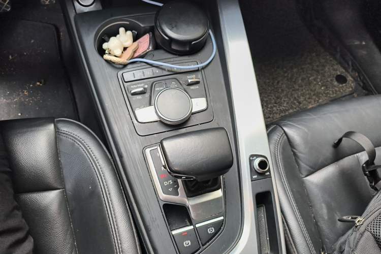 Used Audi A4L 2019 40 TFSI Fashion Version China V Gear Lever