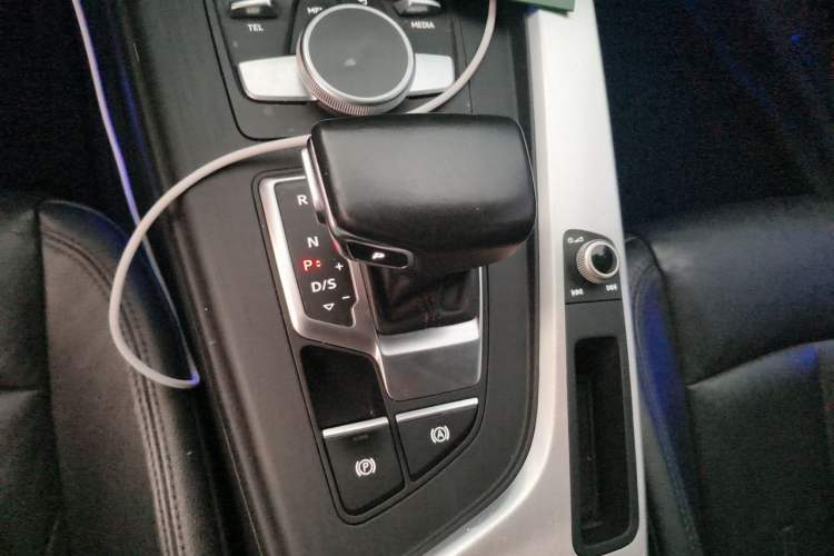 Used Audi A4L 2019 40 TFSI Fashion Version China V Gear Lever