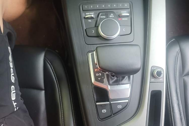Used Audi A4L 2019 40 TFSI Ambition China VI Gear Lever
