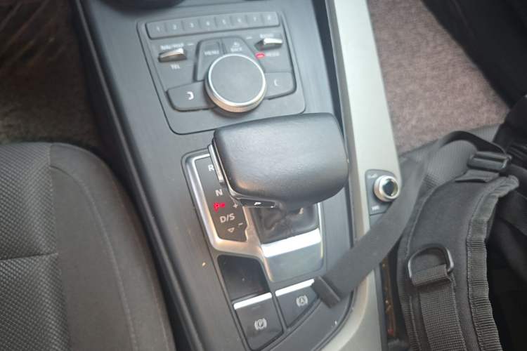Used Audi A4L 2019 40 TFSI Ambition China VI Gear Lever