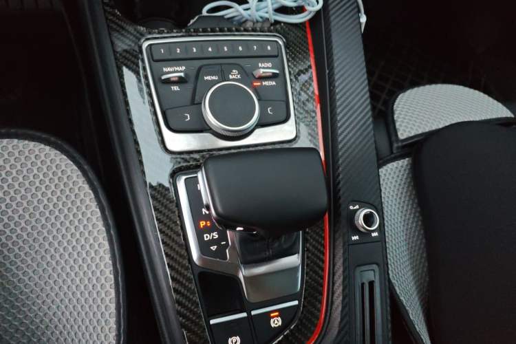 Used Audi A4L 2019 40 TFSI Ambition China VI Gear Lever