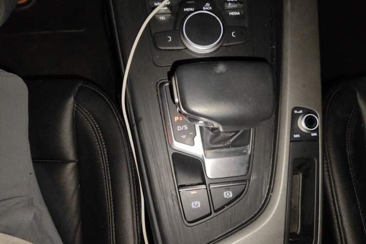 Used Audi A4L 2019 40 TFSI Ambition China VI Gear Lever