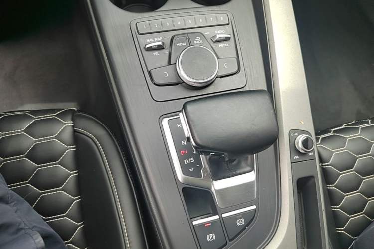 Used Audi A4L 2019 40 TFSI Ambition China VI Gear Lever