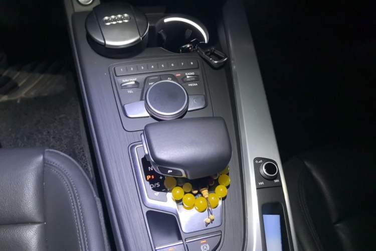 Used Audi A4L 2019 40 TFSI Fashion Edition China VI Emission Standard Gear Lever