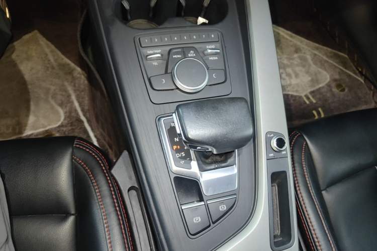Used Audi A4L 2019 40 TFSI Ambition China VI Gear Lever