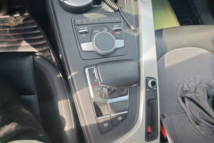 Used Audi A4L 2019 40 TFSI Fashion Edition China VI Emission Standard Gear Lever