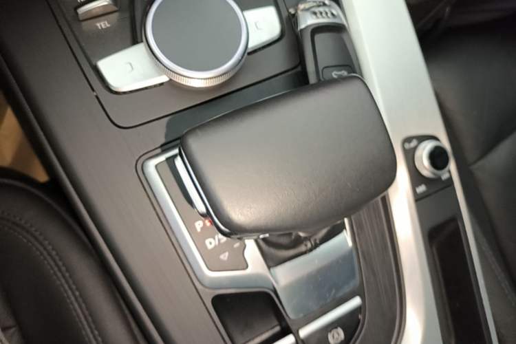 Used Audi A4L 2019 40 TFSI Fashion Edition China VI Emission Standard Gear Lever