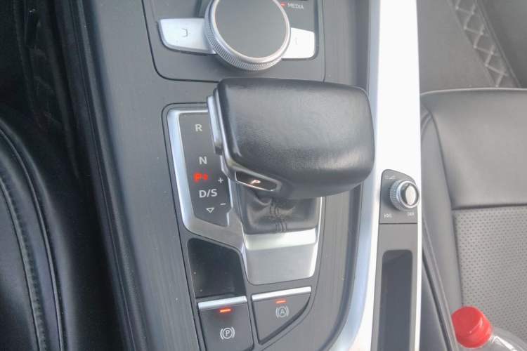 Used Audi A4L 2019 40 TFSI Fashion Edition China VI Emission Standard Gear Lever