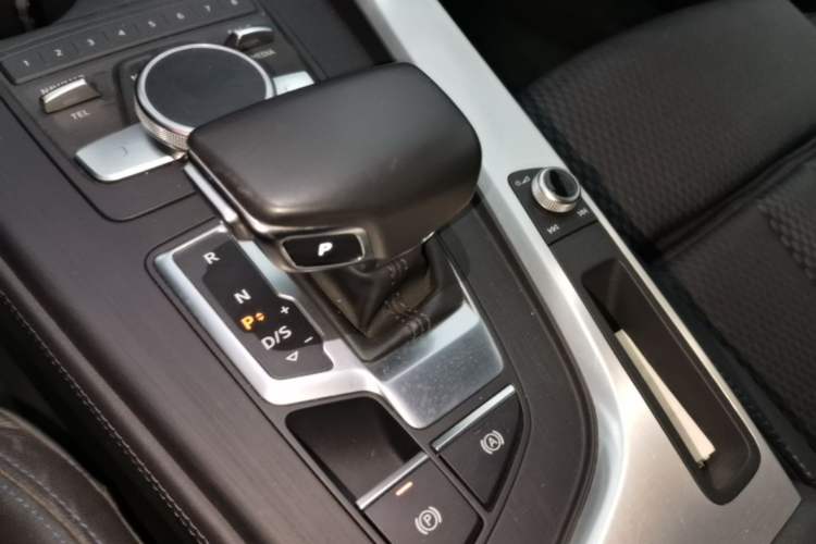 Used Audi A4L 2019 40 TFSI Sporty Version China VI Gear Lever