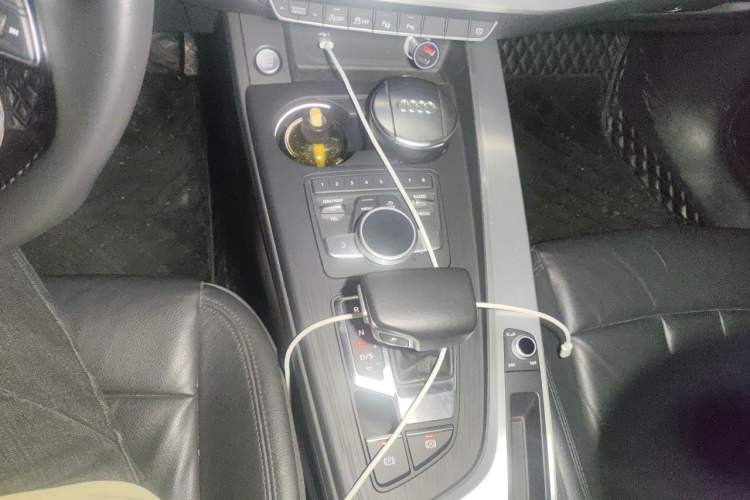 Used Audi A4L 2019 40 TFSI Fashion Edition China VI Emission Standard Gear Lever