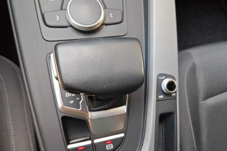 Used Audi A4L 2019 40 TFSI Ambition China VI Gear Lever
