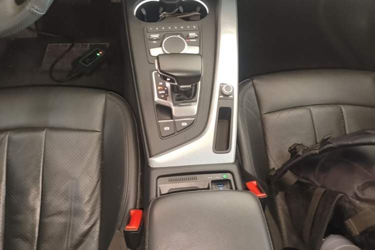 Used Audi A4L 2019 40 TFSI Fashion Edition China VI Emission Standard Gear Lever