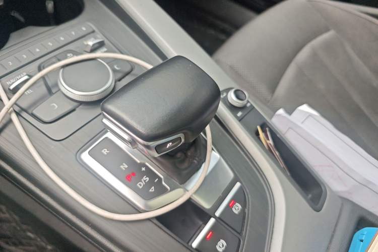 Used Audi A4L 2019 40 TFSI Ambition China VI Gear Lever