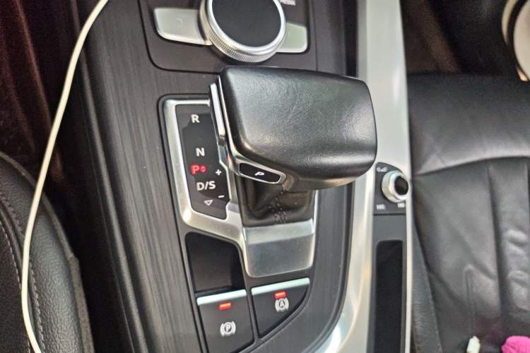 Used Audi A4L 2019 40 TFSI Fashion Edition China VI Emission Standard Gear Lever