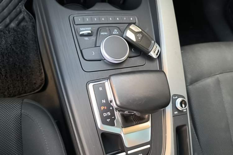 Used Audi A4L 2019 40 TFSI Ambition China VI Gear Lever