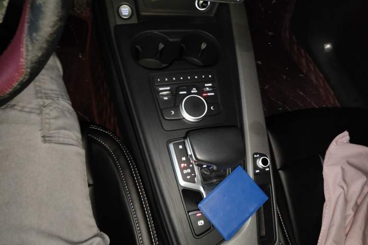 Used Audi A4L 2019 40 TFSI Ambition China VI Gear Lever