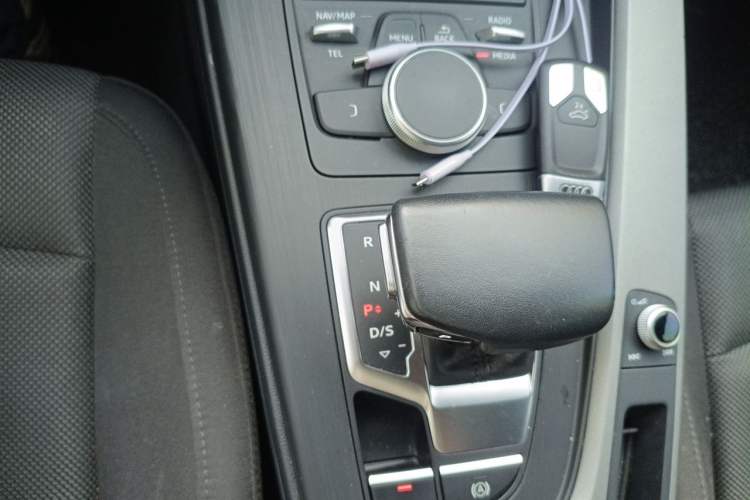 Used Audi A4L 2019 40 TFSI Ambition China VI Gear Lever