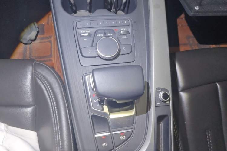 Used Audi A4L 2019 40 TFSI Ambition China VI Gear Lever
