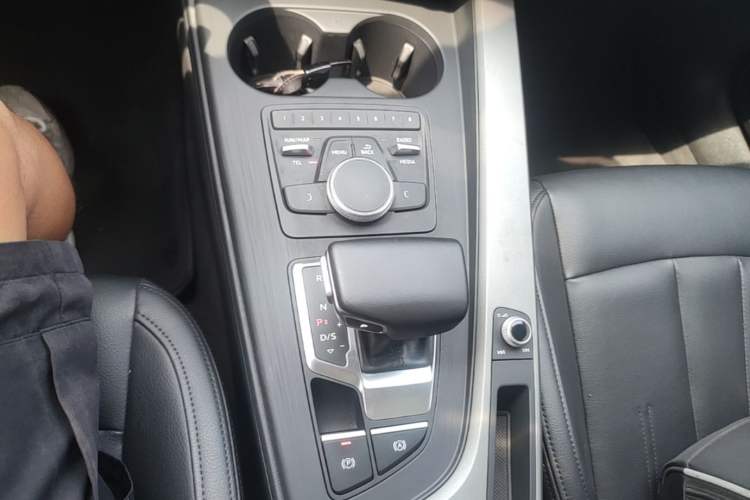 Used Audi A4L 2019 40 TFSI Ambition China VI Gear Lever