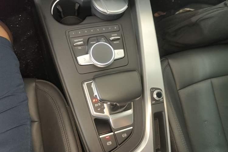Used Audi A4L 2019 40 TFSI Fashion Version China V Gear Lever