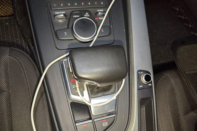 Used Audi A4L 2019 40 TFSI Ambition China VI Gear Lever