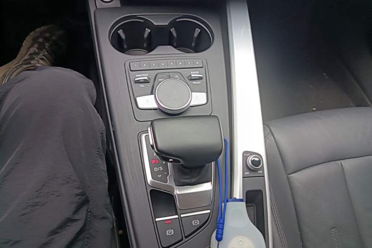 Used Audi A4L 2019 40 TFSI Fashion Version China V Gear Lever