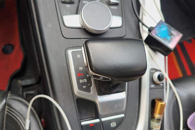 Used Audi A4L 2019 40 TFSI Fashion Version China V Gear Lever